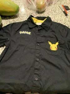 Pokemon Pikachu Black Short Sleeve Button Up Shirt Boys Size Small - Bild 1 von 4