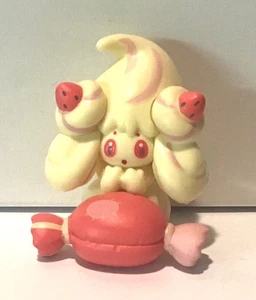 Pokemon Tomy ALCREMIE RUHT auf KISSEN Figur Spielzeug Takara - Bild 1 von 5