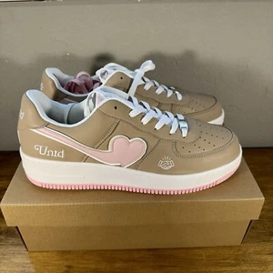UNTD "Love" 01 Low Schokolade/Erdbeere/Vanille - Größe 11 US Herren - Neu im Karton - Bild 1 von 11