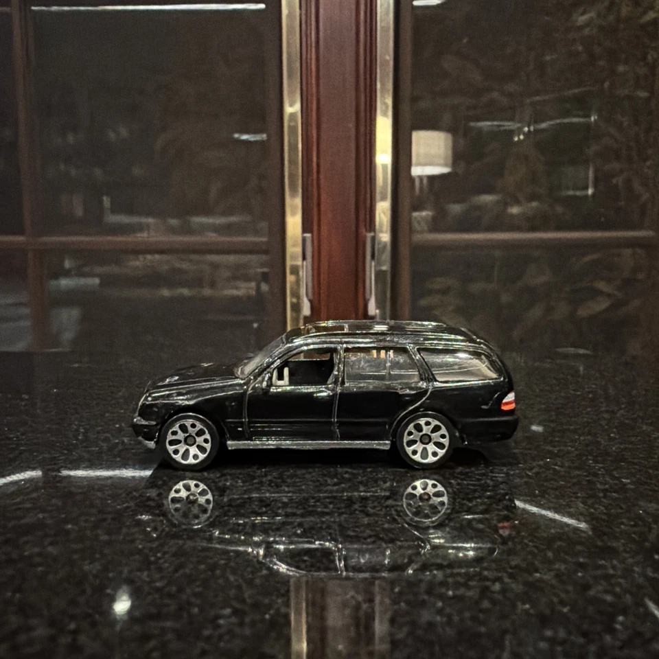 1999 Matchbox Mercedes-Benz E430 E-класса 430 S210 универсал черный с металлическим основанием  - Изображение 1 из 4