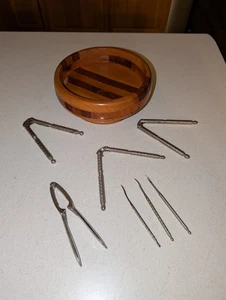 Vintage Nussschale aus Holz mit Crackern und Plektren - Bild 1 von 4