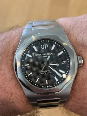 Reloj Girard-Perregaux Laureato 42 mm esfera negra - 81010-11-634-11A - Juego completo Foto 1 de 4