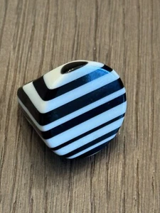 RARO enorme anello cocktail vintage strisce bianche nere lucite plastica - Foto 1 di 8