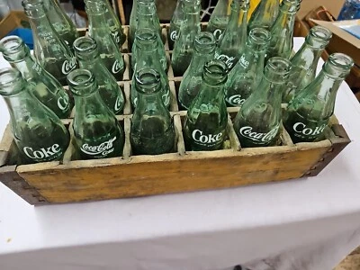 Botellas vintage de Coca Cola verde 6,5 OZ (24), caja de botellas de refresco de madera antigua  Foto 1 de 4