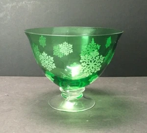 Vintage Green Footed Compote Candy Bowl Etched Snowflake Pattern And Clear Foot - Bild 1 von 6