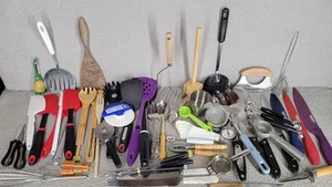 Enorme lotto utensili e gadget cucina spatole coltelli termometro assortiti ecc - Foto 1 di 13