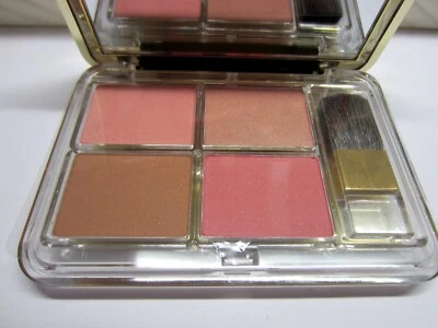 Rubor compacto color puro y diosa de bronce Estée Lauder Deluxe All Over Face 02 Foto 1 de 4