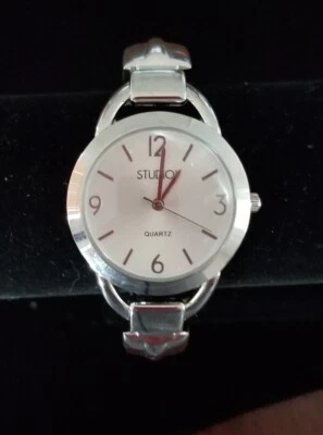 Nuevo con etiquetas Reloj Studio Time (Kohl's) Tono Plateado Puño/Brazalete STD3886T 6"-7.5" Funcionamiento Foto 1 de 4