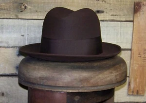 Vintage Dobbs Fedora (7 1/4 marrone) - Foto 1 di 12