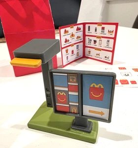 2025 McDonald's - Lil McDonald's Happy Meal giocattolo mini DRIVE THRU con mini scatola - NUOVO - Foto 1 di 3