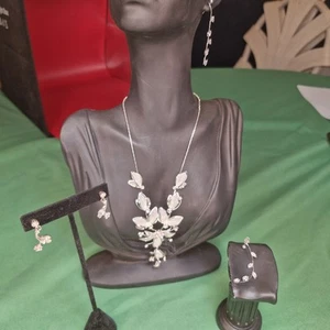 Collar Christina Tono Plata Estrás Flor y Hoja Vid + 2 Pendientes Colgantes - Imagen 1 de 24