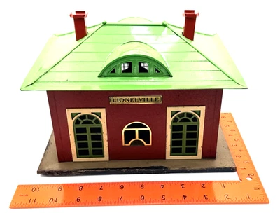Lionel Pre War 126 Lionelville Station Red/Green - Image 1 of 4