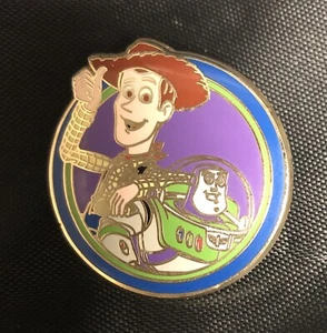 2012 Disney Pixar Beste Freunde Toy Story Cowboy Woody & Buzz Mystery Trading Pin - Bild 1 von 2