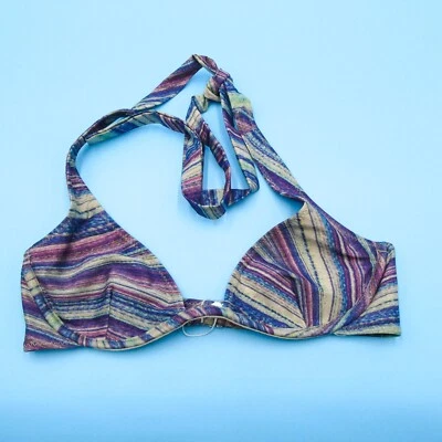 Top de bikini Frankies Bikinis pequeños a rayas con aros triángulo Hailee Steinfeld Foto 1 de 4