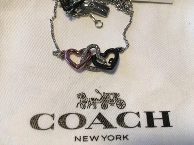 全新带标签 COACH SIGNATURE 3 ENTWINED HEARTS DESIGNER 吊坠项链水晶黑色玫瑰 — 第 1/4 张图片