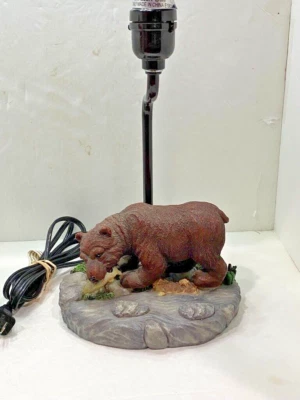 Lámpara de mesa eléctrica vintage de pesca de oso pardo en un arroyo decoración de albergue Foto 1 de 4