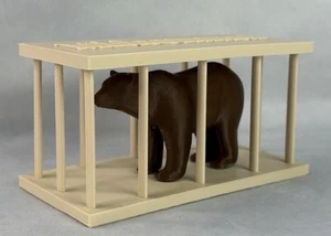It’s a Bear in a Cage Midsommar Braunbär - Bild 1 von 14