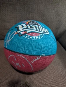Signed Autographed Detroit Pistons Basketball Joe Dumas Lindsey Hunter & More - Picture 1 of 9