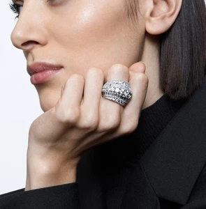 Anillo de cóctel Swarovski Hyperbola blanco cortes mixtos enchapado en rodio talla 5,75 - Imagen 1 de 5