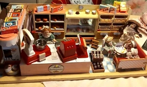 Alter Kaufladen, 5 Püppchen, Konvolut Zubehör, Maßstab 1 : 12 - Bild 1 von 12