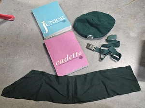 LOTTO ARTICOLI VINTAGE RAGAZZE SCOUT berretti libri cintura fascia da collezione - Foto 1 di 14