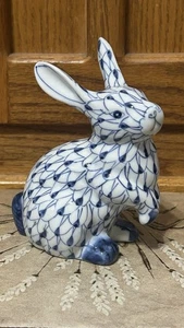 Estatuilla decorativa de conejo red de pesca azul y blanco de porcelana Andrea by Sadek - Imagen 1 de 8