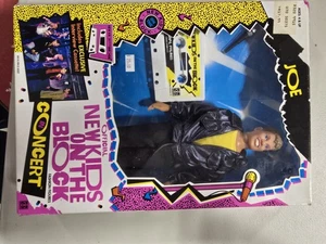 1990 Hasbro #9919/9915 New Kids on The Block NKOTB In Concert Joe doll NRFB - Foto 1 di 6