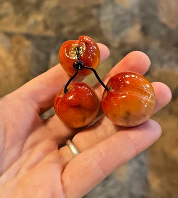 Trío de cerezas frutales de alabastro de colección vástago de alambre italiano mármol piedra cereza Foto 1 de 4