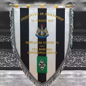 Newcastle United FC v Borussia Mönchengladbach bestickter Wimpel 48 cm X 36 cm - Bild 1 von 1