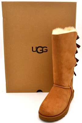 UGG 女式 Bailey Bow Tall Ii 靴子 | 栗色 | 1016434-CHE | 正品 全新 — 第 1/4 张图片