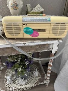 Radiocassetta Sharp QT-50 gialla "Stranger Things" vintage anni 80 OTTIMA - Foto 1 di 7