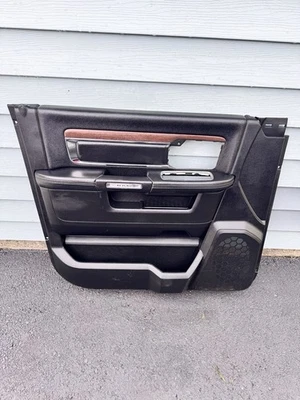 Painel de acabamento interno da porta do motorista dianteiro RAM 1500 2500 LARAMIE 13-18 preto fabricante de equipamento original - Imagem 1 de 4