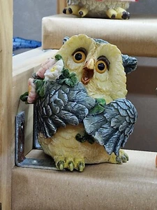 OWL CHOUETTE BÚHO EULE EULEN GUFO GUFI IN RESINA CON MAZZO DI FIORI IN MANO - Foto 1 di 1