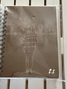 Taylor Swift Evermore Album Quaderno Giornale Ufficiale Raro Quaderno Sigillato - Foto 1 di 3