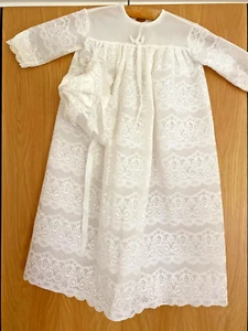 VINTAGE WEISSES NYLON SPITZE BABY TAUFKLEID & MÜTZE von HAPPYTOTS - Bild 1 von 5