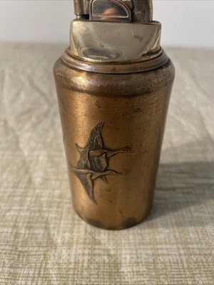 Encendedor de mesa vintage de latón Evans años 40-50 hecho en EE. UU. Motivo de pájaro. Foto 1 de 4