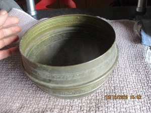 Ancien Cache Pot en Laiton Période Art Déco au Décor Floral - Picture 1 of 8