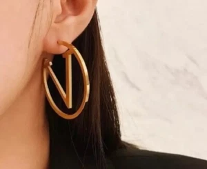 Buchstabe V Val Tino Kreis Ohrhänger - schlichter großer Ohrring Gold Dupe Schmuck - Bild 1 von 3