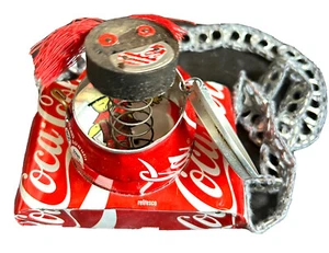Lata de Coca Cola hecha a mano cámara de arte emergente coleccionables Jump Out Man - Imagen 1 de 5
