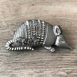 ARMADILLO DESIGN MINIATUR ZINN SCHMUCKKÄSTCHEN - MIT OHRRINGEN, ANHÄNGER UND BROSCHE - Bild 1 von 4