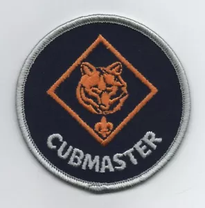 Cubmaster Position Patch (1973-attuale), supporto "Scout Stuff", come nuovo! - Foto 1 di 2
