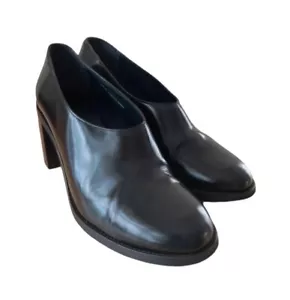 COS Round Toe Chunky High Heel Shoe US Sz 5.5 Pumps Black 100% Leather Mob Wife - Picture 1 of 10