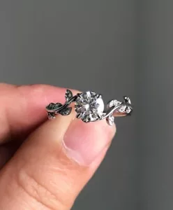 Anillo de boda con rama de hoja delgada de moissanita redondo de 1 quid oro blanco de 14 k - Imagen 1 de 8
