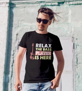 Relax The Bass Player Is Here Herren T-Shirt Musiker Rockmusik Band Bassist - Bild 1 von 9