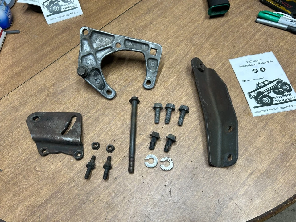 1983-1986 Ford F-150 - 300 4.9L - Bomba de direção hidráulica suporte montagem com todos os parafusos - Imagem 1 de 4