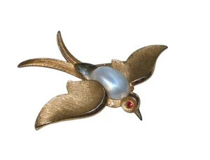 Broche de golondrina Trifari vintage imitación perla tono dorado corona Alfred Philippe - Imagen 1 de 14