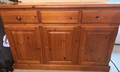 Excellent Condition Solid Oak Cabinet, 3 Drawers and 3 Storage Compartments - Image 1 of 2