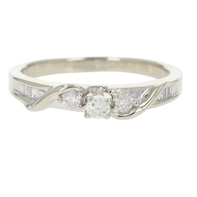 Anillo de compromiso de tres piedras de diamantes de corte redondo de 0,24 quilates de oro blanco de 10 k talla 8,5 Foto 1 de 4