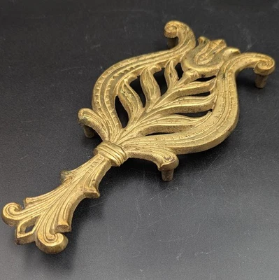 Ramo de flores de tulipán de latón macizo Wilton vintage con mango y patas trivet decoración de pared Foto 1 de 4