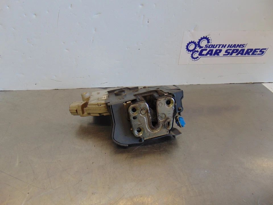 Nissan cabstar Door Lock F24 06-12 Drivers right Front 805523Y51B mechanism - Image 1 of 4